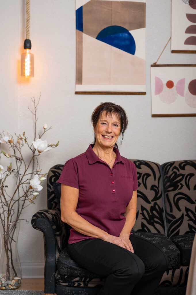 Lugn och personlig behandlingsmiljö på Kinokliniken i Nyköping med fokus på manuell behandling, helhetshälsa och välbefinnande.